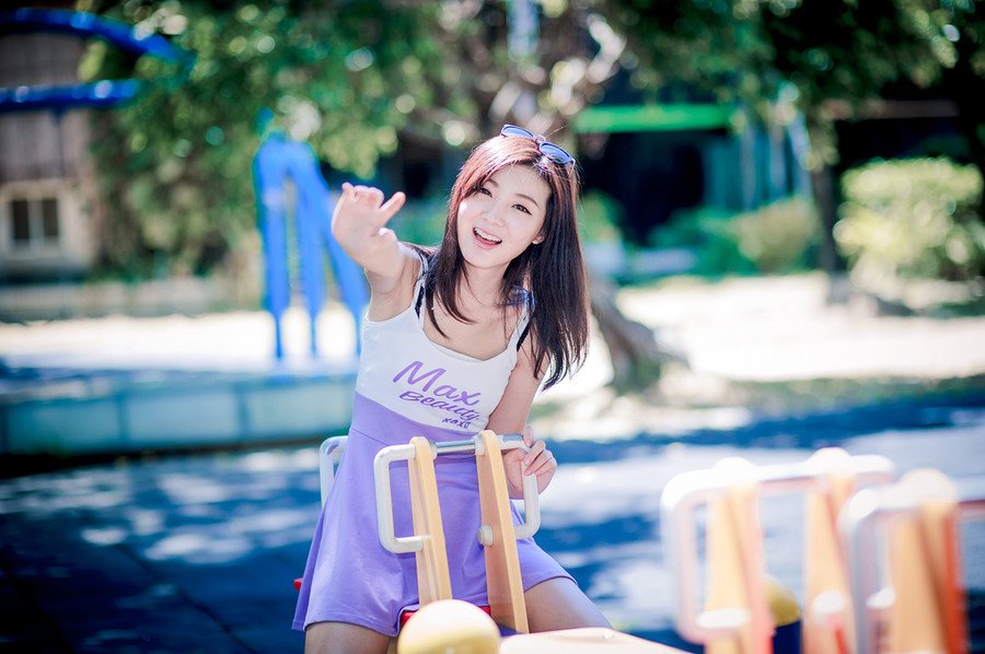 我爱你，才会向你袒露心灵的世界，向你展示所有的喜怒悲欢，只有对你不曾设防;我爱你，才会和你耍小脾气，无缘无故离你远远的，其实我只想走进你炙热的怀抱听你的心跳;我爱你，所以我给了你伤害我的权力，只要我能忍受，我会一直陪伴着你，你不能伤害我太多，冷了，会淡漠，痛了，会松手。